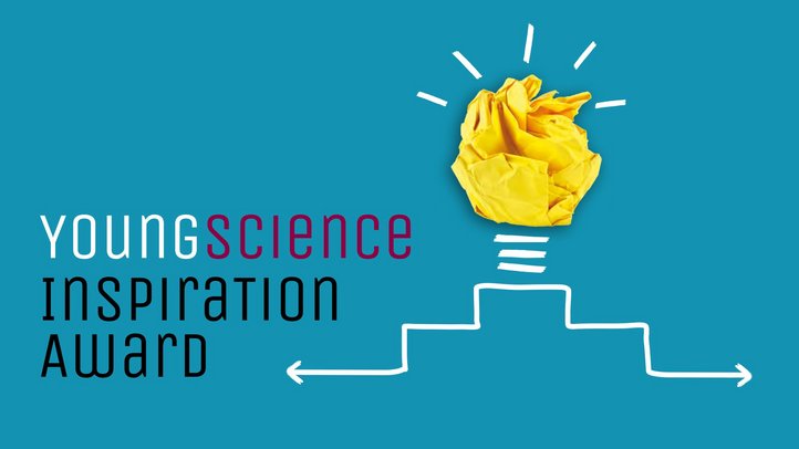 "Young Science Inspiration Award" und eine Glühbirne auf einem Podest vor blauem Hintergrund 