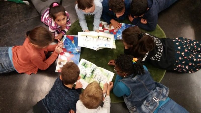 Kinder lesen in einem Lernkreis
