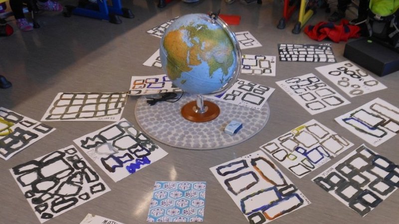 Globus mit Zeichnungen von Rahmen rund herum